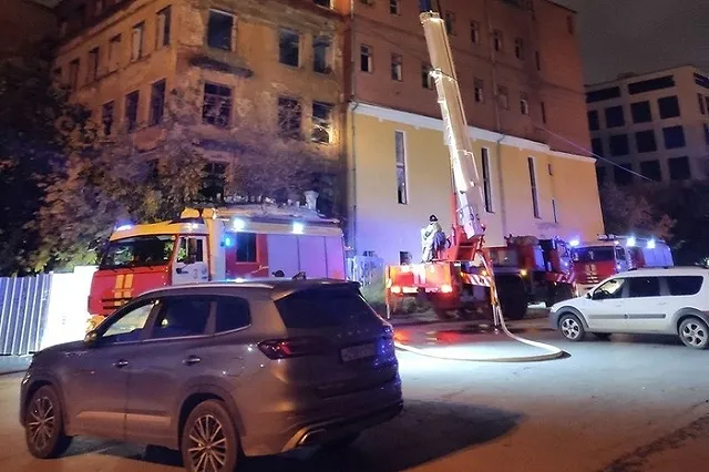В Екатеринбурге в очередной раз загорелось здание заброшенной больницы в Зелёной Роще