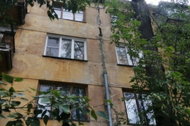 «Угрожает катастрофой»: на Урале многоэтажка треснула от фундамента до крыши