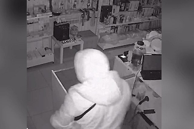 «Взял не самую ходовую игрушку»: в Екатеринбурге неизвестный ограбил магазин для взрослых
