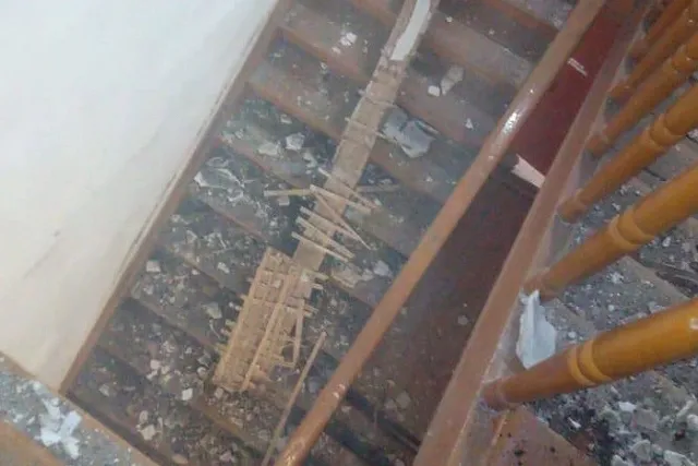 Потолочное перекрытие обрушилось на голову жителя в подъезде дома в Сосьве