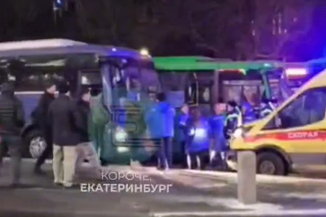 У «Гринвича» столкнулись два автобуса. В одном из них ехали дети