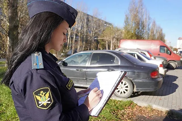 У жителя Екатеринбурга, задолжавшего 300 тысяч рублей, забрали автомобиль