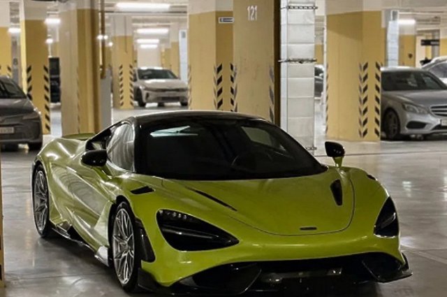 Екатеринбуржцы заметили на улице спорткар за десятки миллионов рублей
