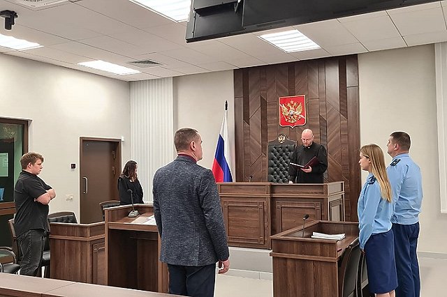 Суд в Екатеринбурге не стал смягчать наказание молодому учителю за насилие на уроке