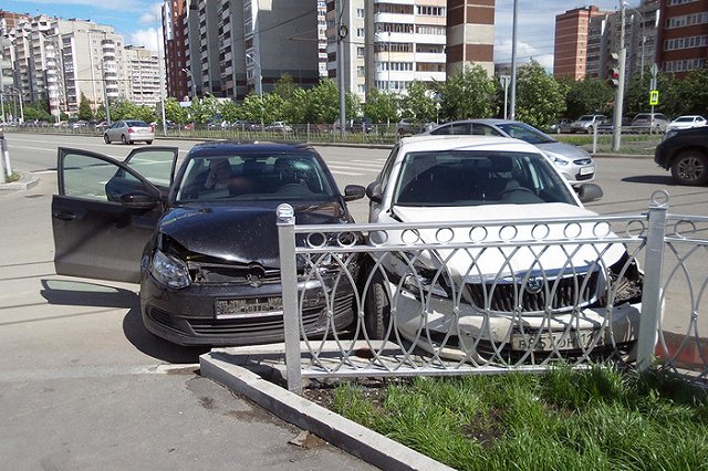 Volkswagen Polo и Skoda Octavia столкнулись на ВИЗе