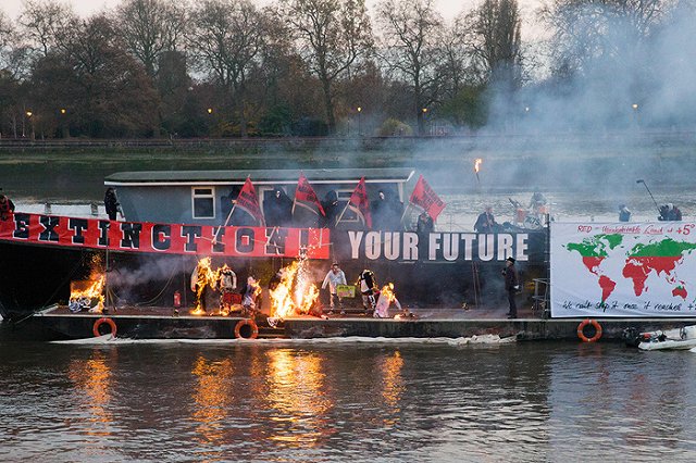 Сын Вивьен Вествуд сжег коллекцию вещей Sex Pistols на 12 миллионов долларов