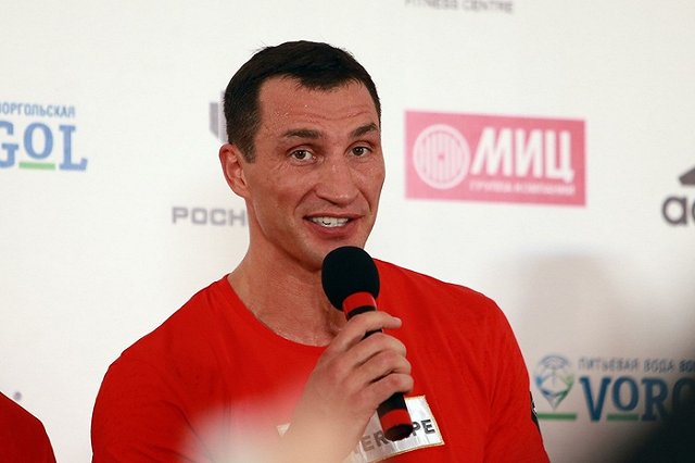 Халат Владимира Кличко продан за $215 тысяч