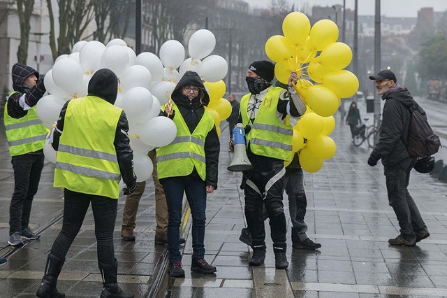 Макрон отказался от поездки на форум в Давос