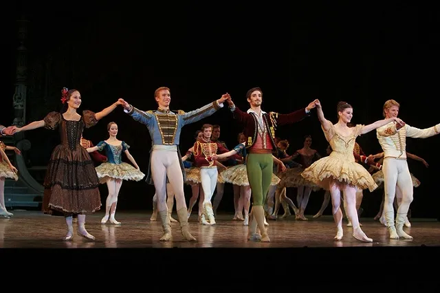 Минкульт запретит артистам театров летать на гастроли бизнес-классом