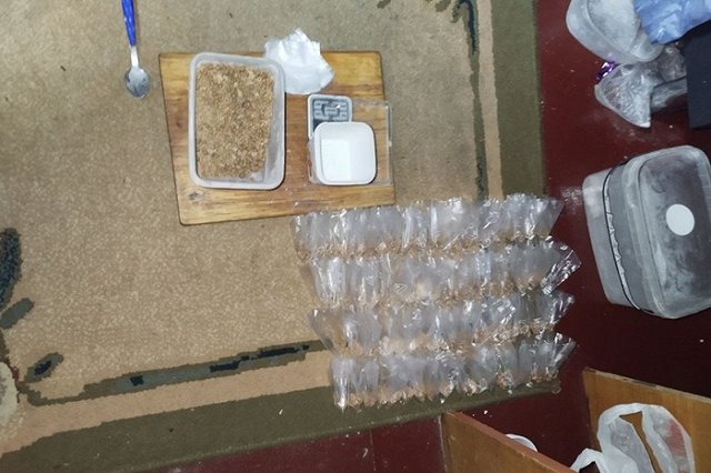 «На полу, на столе, под кроватью». Килограмм героина изъяли в Перми у жителя Таджикистана (ФОТО)