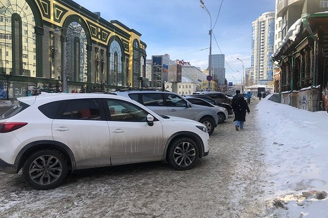 Екатеринбуржцы пожаловались на автохамов, припарковавшихся на тротуаре в центре города — видео