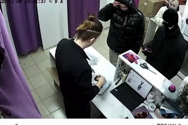 В Екатеринбурге двое «гангстеров», заказавших пистолет, обворовали ПВЗ Wildberries