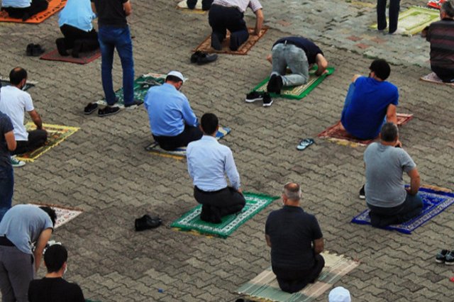 На Репина собрались тысячи мусульман