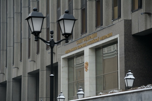 Совфед одобрил приостановку индексации зарплаты ряду чиновников
