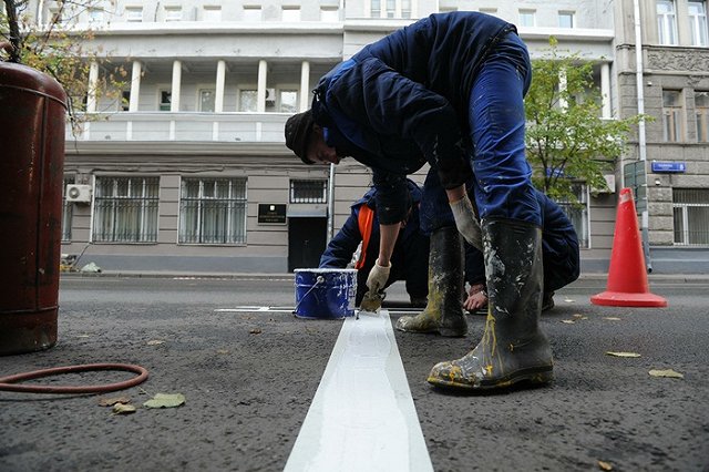 В Хакасии остановили наносившего дорожную разметку пьяного водителя спецтехники