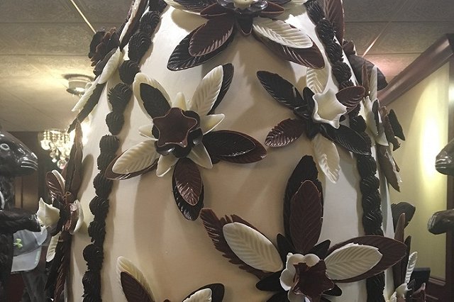 К Пасхе в США изготовили 45-килограммовое яйцо из шоколада