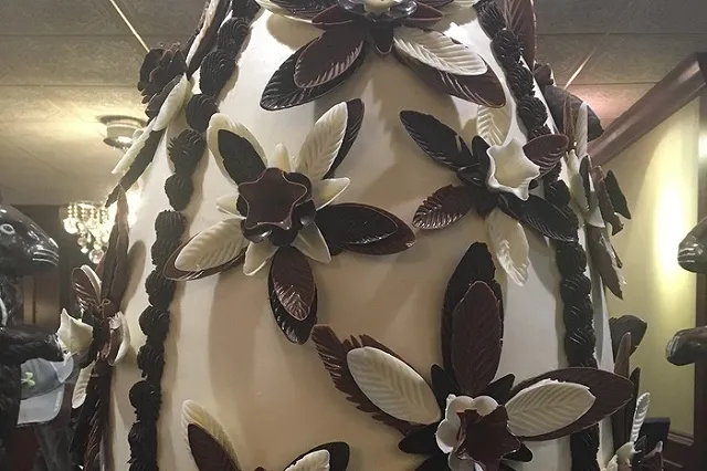 К Пасхе в США изготовили 45-килограммовое яйцо из шоколада