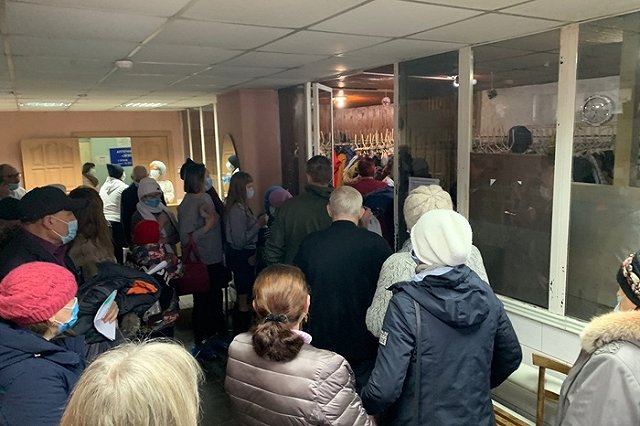 «Сидит уже пятые сутки»: в очередной свердловской больнице выстроились огромные очереди