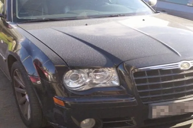 У екатеринбуржцев за долги начали изымать дорогие автомобили «BMW» и Chrysler 300