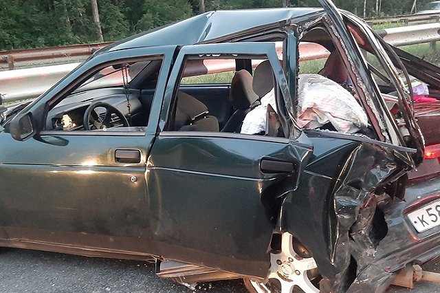 Ребенок, сидевший в машине, пострадал по вине женщины, которая врезалась в запаркованный автомобиль