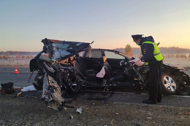 На свердловской трассе водитель Subaru «догнал» фургон. Погибли два человека