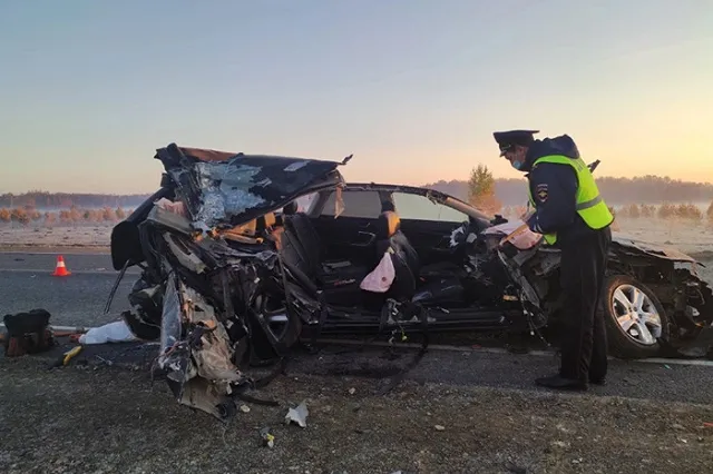 На свердловской трассе водитель Subaru «догнал» фургон. Погибли два человека