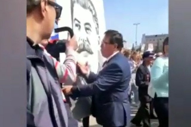Свердловский чиновник попытался помешать участникам «Бессмертного полка» пронести портрет Сталина