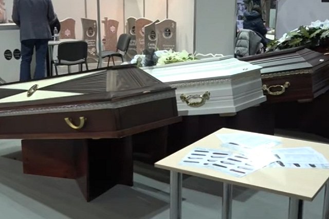 Жители Нижнего Тагила пожаловались на гроб, пугающий прохожих