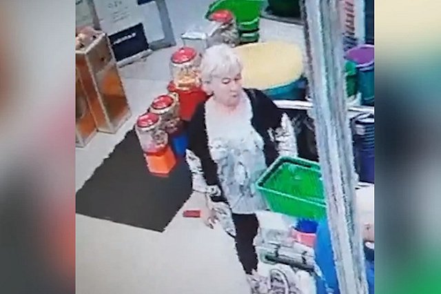 В Екатеринбурге наглая женщина украла айфон прямо на кассе