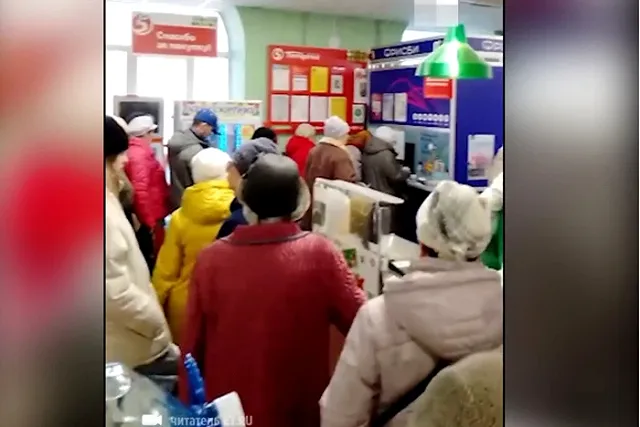 На Эльмаше пенсионеры отстояли гигантскую очередь, чтобы заплатить за квартиру