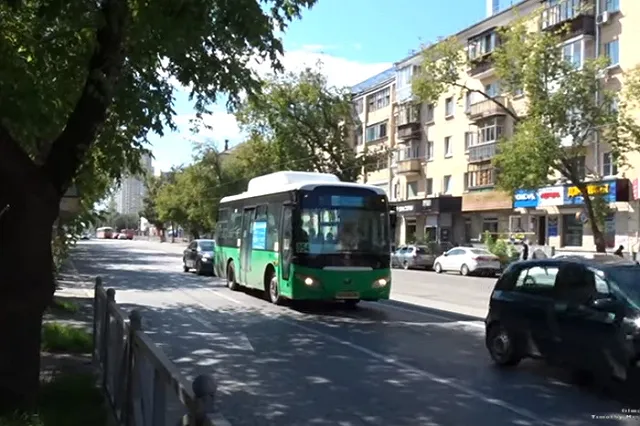 «Когда достала лосины с камнем, стало страшно». Пассажирка устроила склоку в автобусе на Химмаше