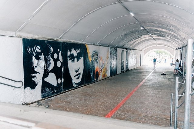 В Екатеринбурге закроют на ремонт легендарный переход «Стена Виктора Цоя»