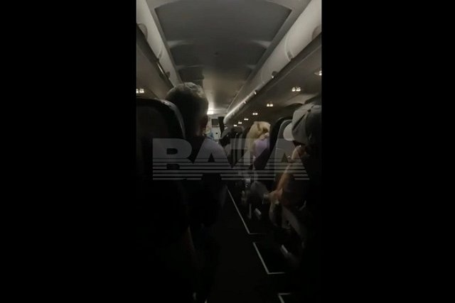 Мужчину увезли в психбольницу из салона самолета c приступом паранойи