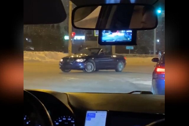 Водитель на кабриолете устроил дрифт в центре Екатеринбурга