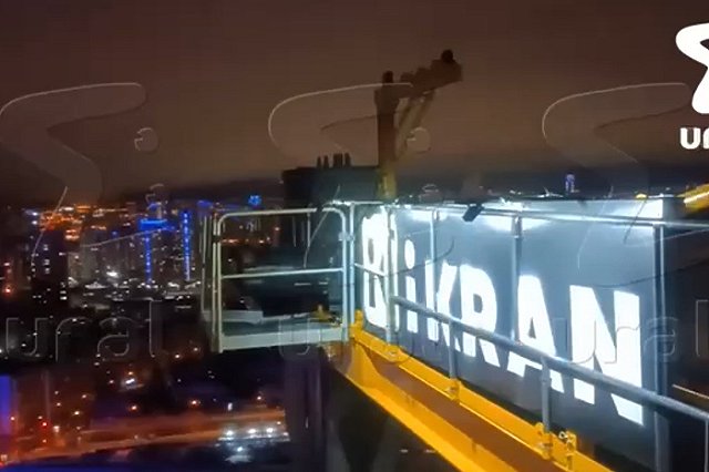 На ВИЗе школьник забрался на 130-метровый строительный кран