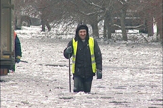 Коммунальщики ищут  ливневку на месте ЧП на Крестинского, чтобы спустить воду