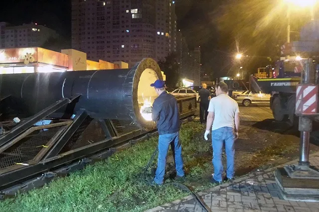 Возле Южного автовокзала демонтировали рекламный видеоэкран