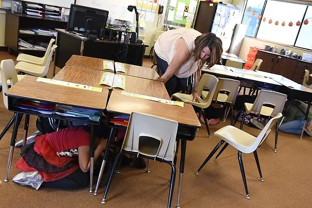 Полиция задержала замдиректора подмосковной школы за совращение учеников