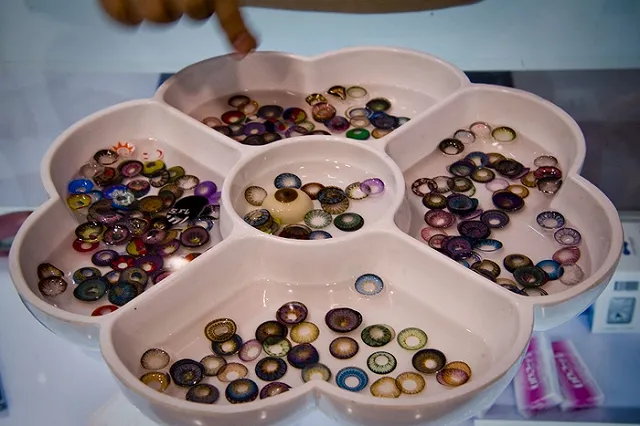 Из глаза британской пенсионерки достали 27 забытых линз