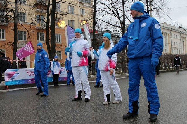 25 известных спортсменов и политиков пронесли огонь Универсиады по центру города