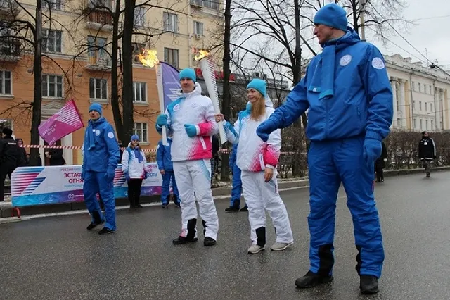 25 известных спортсменов и политиков пронесли огонь Универсиады по центру города