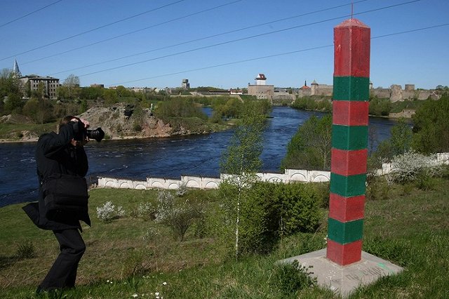 Правительство отреагировало на налог на выезд из России