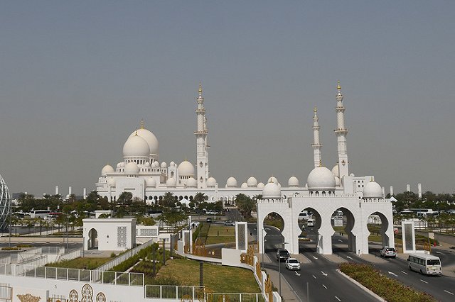 Девять строителей мечети в Душанбе упали с 60-метровой высоты