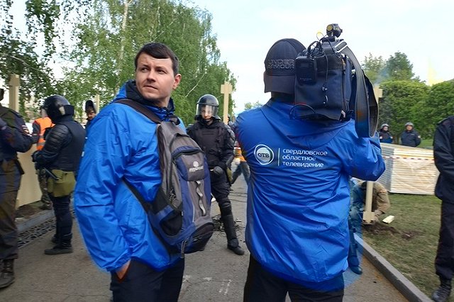 Активист, который должен собрать людей на встречу с Высокинским, тяготится этим