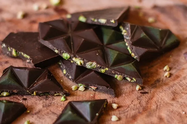 Два тюменца украли в супермаркете партию шоколада и раздали симпатичным прохожим