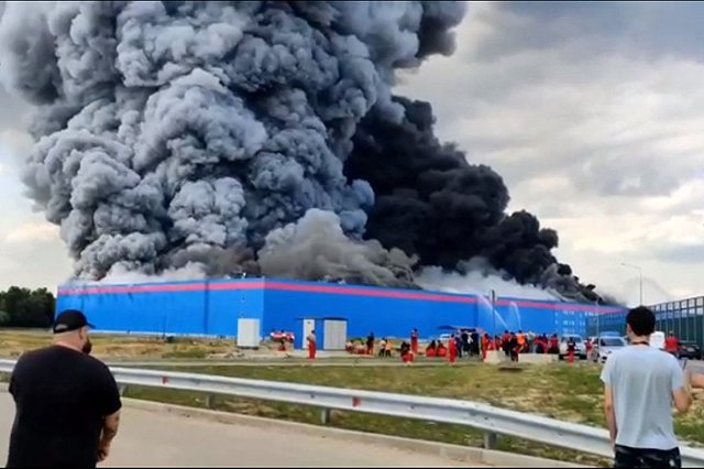 В Подмосковье горит склад Ozon