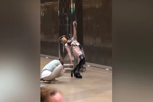 В Екатеринбурге голые девушки устроили фотосессию в метро
