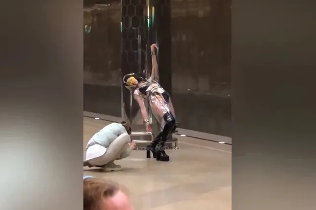 В Екатеринбурге голые девушки устроили фотосессию в метро