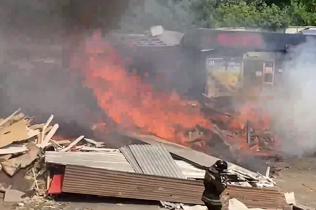 В Екатеринбурге загорелось «кладбище киосков»