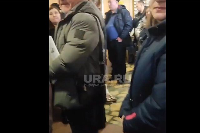 Екатеринбуржцы устроили давку в очередях из-за технического сбоя при записи в детские лагеря